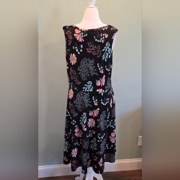LuLaRoe Nichole Dress 2XL Black Floral Sleeveless Swing Dress Pockets - Picture 4 of 10